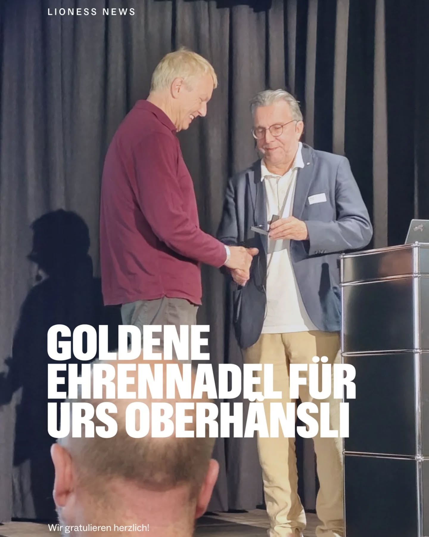 Der Schweizerische Unihockeyverband ehrt Urs Oberhänsli mit der goldenen Ehrennadel! 🦁🥇
🔵⚪️
Urs war eine der treibenden Kräfte bei der Gründung von Floorball Zurich Lioness im Jahr 2001 und der erste Präsident des Vereins. In den Anfangsjahren prägte er den Aufbau von Lioness entscheidend mit grossem Engagement für den Frauen-Unihockeysport, mit Ideen, Partnerschaften und Einsatz in zahlreichen Ämtern.
Auch im Verband war Urs über viele Jahre aktiv und hat in der Regionalligakonferenz massgeblich dazu beigetragen, dass Unihockey in der Schweiz jene Bedeutung erlangt hat, die es heute hat.
Die Ehrung erfolgte durch Zentralpräsident Daniel Bareiss im Rahmen der European Floorball Tour und des President Days am 18. Oktober 2025 in Chur.
Lioness gratuliert herzlich und ist stolz, dass Urs nicht nur unseren Verein geprägt, sondern auch auf Verbandsebene bleibende Spuren hinterlassen hat.💙🤍🦁🥳
🔵⚪️
Grafik: @michel.domeisen
🔵⚪️
#lioness #floorballzurichlioness #swissunihockey #unihockey #ehrennadel #auszeichnung #stolz #vereinsgeschichte #news #dankeurs #proudlioness