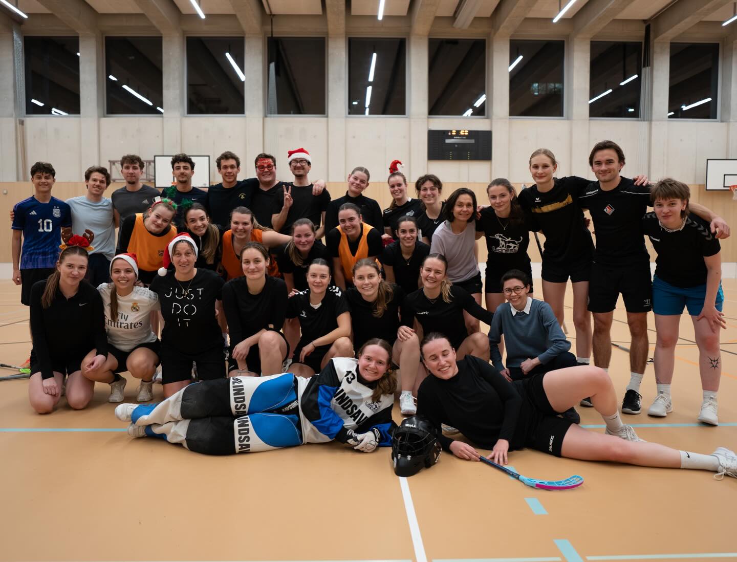 … und es werden jedes Jahr mehr!🤩
Schön, dass wir so viele tolle Menschen anlässlich des Weihnachtstrainings 2025 bei uns begrüssen durften!🎄❤️
🔵⚪️
Fotos: @paulakoh05 🫶🏼
🔵⚪️
#lioness #weihnachtstraining #floorball #innebandy #salibandy #florbal #unihockey #taurussports