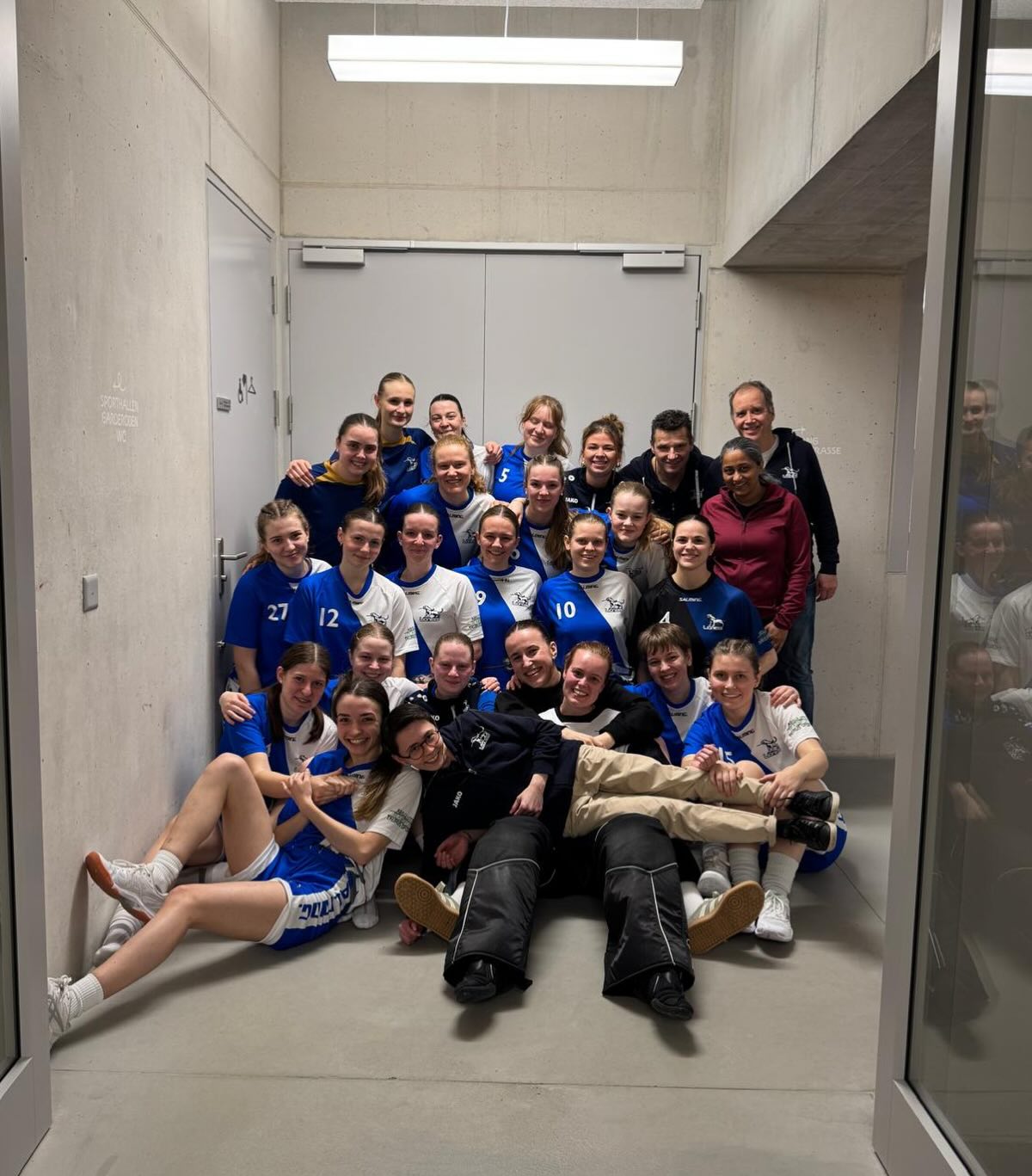 Schnappschüsse vom letzten Spiel der Saison des Frauenteams!🩵
#lioness #saisonende #swissunihockey #floorball #switzerland