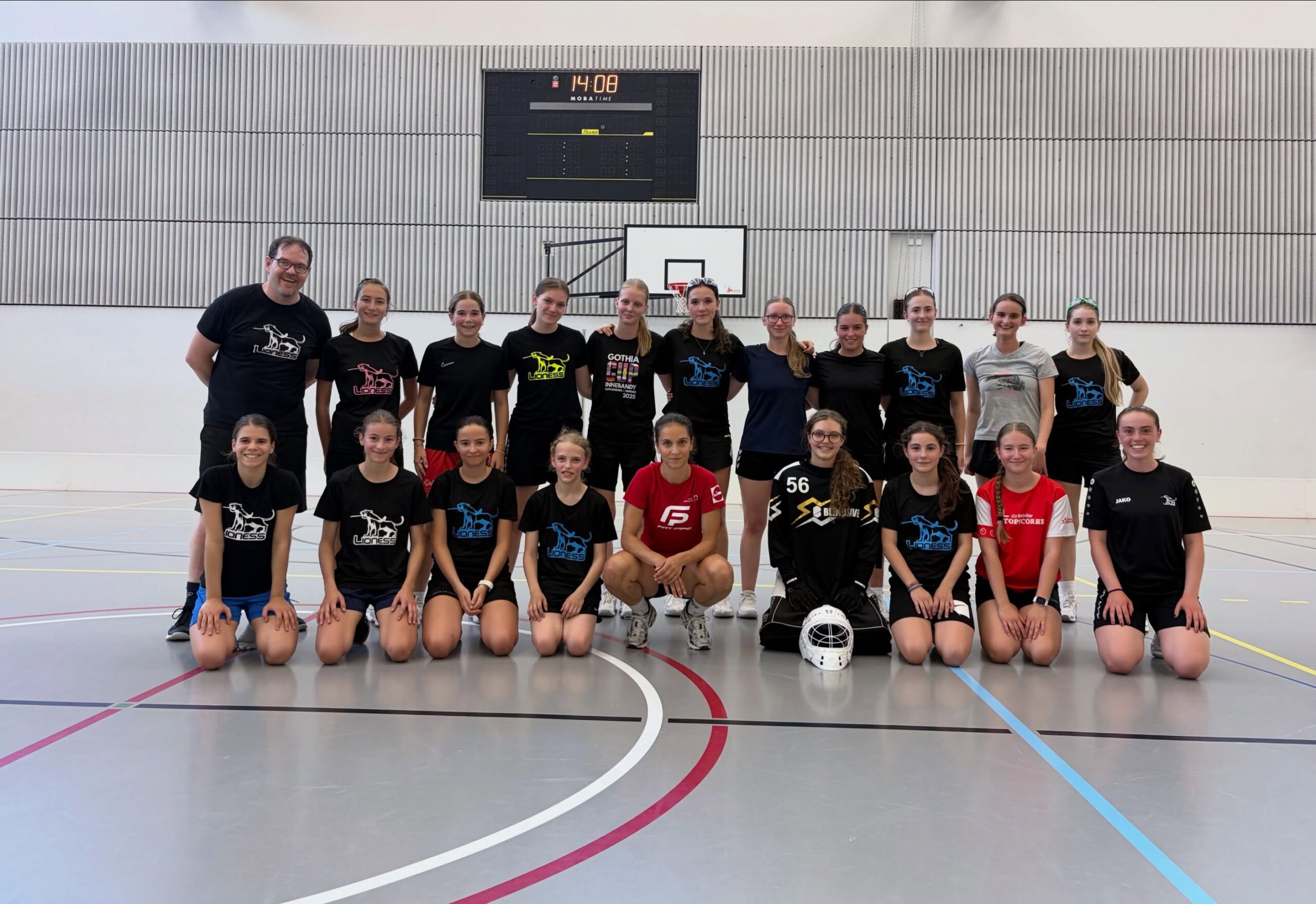🏑 Trainingswoche mit besonderem Besuch! 💙🤍🦁
Im Rahmen unserer Trainingswoche durften wir Nina Metzger bei uns begrüssen!💪 Sie hat unsere Spielerinnen besucht und ein intensives, abwechslungsreiches Training mit ihnen absolviert.
Vielen Dank, Nina, für deinen Einsatz, deine Energie und die vielen wertvollen Inputs!🔥 Es hat richtig Spass gemacht, gemeinsam Vollgas zu geben und von dir zu lernen.
Danke für deinen Besuch! 💙🤍🦁
#floorballzurichlioness #unihockey #lioness #trainingswoche